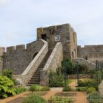 Nejstarší partie hradu Castle Cornet chránícím hlavní město St. Peter Port