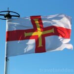 Vlajka Guernsey symbolizuje zdejší rozsáhlou autonomii na mateřské Velké Británii