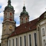 Obrovitá barokní katedrála kláštera v centru St. Gallenu