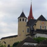 Rankweilský opevněný kostel budí až dojem hradu