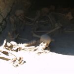 Ostatky někdejších obyvatel Herculanea, kteří hledali spásu v přístavu, skončily zatopeny v sopečném bahně