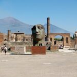 Silueta Vesuvu se vypíná i nad dalším zničeným římským městem - slavnými Pompejemi