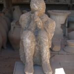 Zlověstný otisk lidské oběti v rozžhaveném sopečném popelu, jenž spadl na Pompeje