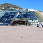 Skleněná pyramida skrývá kongresové Forum Grimaldi