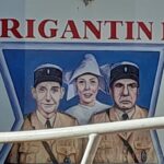 V Saint-Tropez jsou filmoví Četníci všudypřítomní, i na lodích v přístavu
