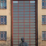 Vstupní partie gymnázia V. B. Třebízského se sochou B. Smetany