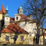 Členitá barokní silueta karmelitského kostela