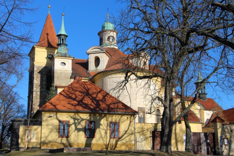 Členitá barokní silueta karmelitského kostela
