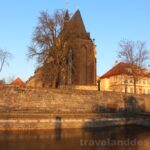 Vodní příkop, hradby a chrám sv. Gotharda