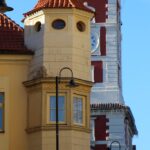 Renesance se střetává s neorenesanční věží radnice