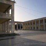 Archeologické muzeum sídlí v budovách postavených ve stylu italského fašistického monumentalismu