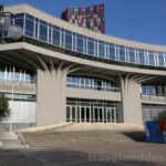 Brutalistní budova Kongresového paláce z dob tuhého komunistického režimu
