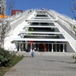 Hodžova pyramida slouží univerzitě i jako rozhledna