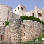Hrad Kruja byl za Hodžova režimu přestavěn na památník národnímu hrdinovi Skanderbegovi