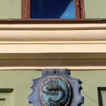 Barokní znamení na měšťanském domě na náměstí krále Vladislava