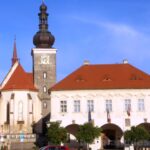 Panoráma radnice a farního kostela z náměstí krále Vladislava