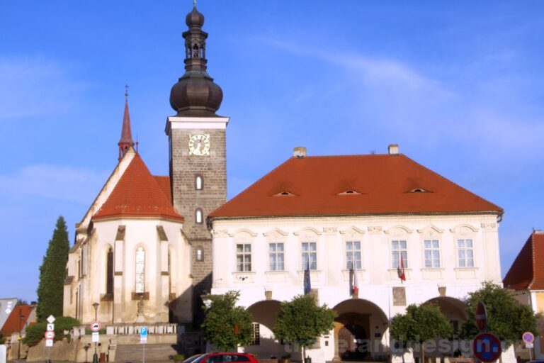 Panoráma radnice a farního kostela z náměstí krále Vladislava