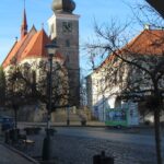 Pohled přes náměstí krále Vladislava k farnímu kostelu sv. Kateřiny