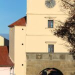 Renesanční Pražská brána se dochovala jako jediná z bran