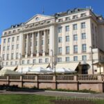 Nejlepší hotel ve městě je Esplanade, který sloužil klientům slavného Orient Expressu
