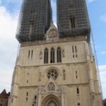 Obě věže záhřebské katedrály jsou po zemětřesení v lešení