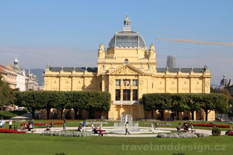 Umělecký pavilon vznikl v tzv. Zelené podkově na konci 19. století