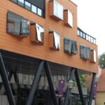 Zajímavá moderní architektura dosahuje až hradeb Kaptolu