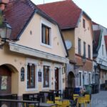 Řemeslnické domky lemují hradby mezi Kaptolem a Gradcem