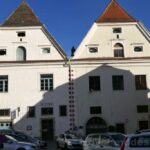 Barokizované budovy solných skladů ve Steinu