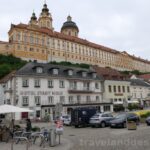 Dvoukilometrové průčelí kláštera v Melku trůní nad městem