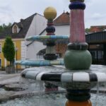 Na náměstí ve Zwettlu stojí kašny od F. Hundertwassera