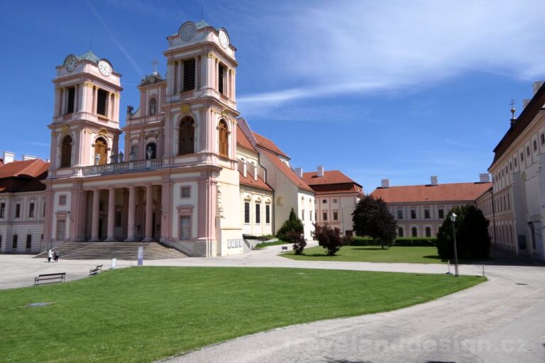 Obrovský areál benediktinského kláštera Göttweig