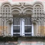 Pozdně gotický portál na faře ve Weitře z roku 1500