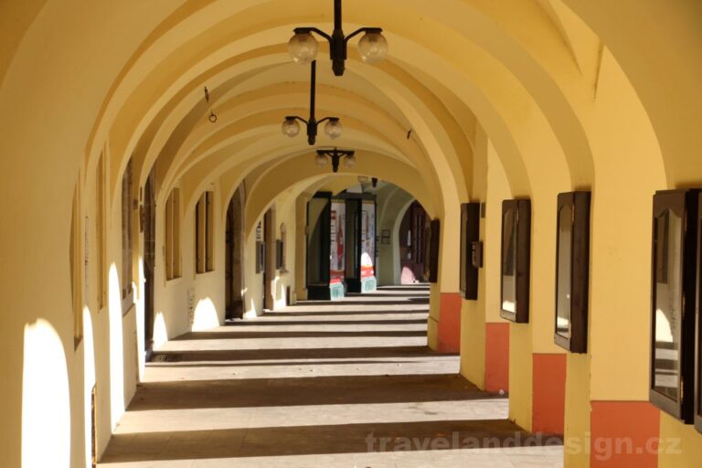 Podloubí severovýchodní fronty náměstí Míru