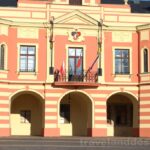 Radnice se do náměstí Míru otevírá několika oblouky pilířových arkád