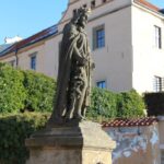 Socha císaře Karla IV., který do města přinesl kvalitní vinnou révu z Burgundska