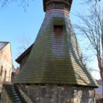 Zvonice kostela sv. Ludmily nese vliv lidových motivů